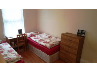 Double room, Zone 2, Mile End (share or..