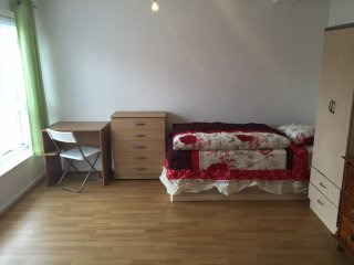Room share for men, Zone 2, Mile End