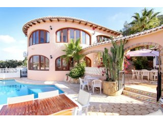 Beautiful traditional 4 bedroom villa..