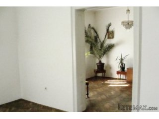 Zemun - Centar, renoviran, parking mesto, infostan je..