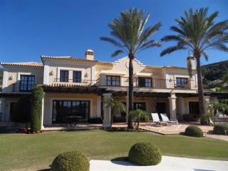 Villa - This 5 bedroom villa is set in..