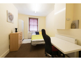 Single with double bed near Queens Park..