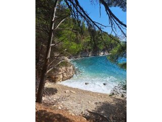 Prekrasna parcela 40 m od mora