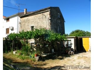 SVETI LOVREČ, KAMENA KUĆA ZA ADAPTACIJU I 13000 M2 ZEMLJIŠTA