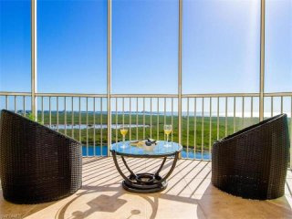 3 bedroom Condominium For Sale: Fort..