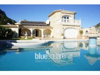 Luxurious villa with stunning panoramic..