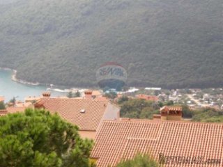 Dvoetažni stan u Rapcu s pogledom na more