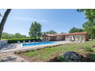 Prekrasna Villa sa prostranom okućnicom 9400 m²