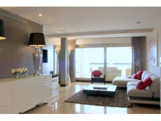 Designer Apartment with Fabulous Sea..
