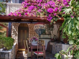 MALI LOŠINJ - kuća sa 6 apartmana na atraktivnoj lokaciji
