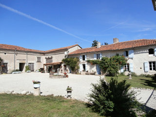 Beautiful Charente Property On 2.741m2