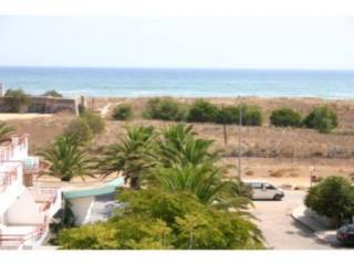 SPACIOUS 1 BED APARTMENT CLOSE TO BEACH.