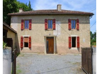 Extremely pretty courtyard farmhouse..