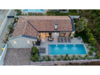 Potpuno opremljena vila s 3 spavaće sobe i bazenom – Poreč,