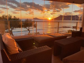 Este apartamento tiene un espléndido salón con vistas al m..