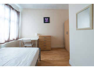 Single with double bed near Turnpike..