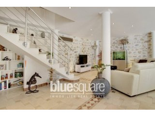 A unique duplex apartment in the heart..
