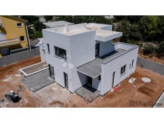 Urbana villa sa bazenom u blizini predivnih plaža