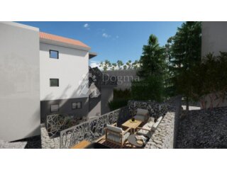 DVOETAŽNI APARTMAN S LIJEPOM TERASOM S POGLEDOM NA MORE