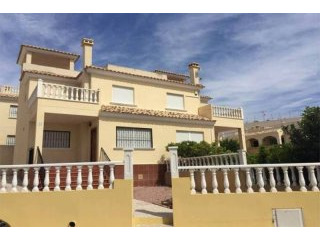 3 Bedroom 2 Bathroom Townhouse In..