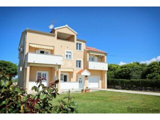 INVESTICIJA Vlašići, Pag - Kuća s 5 apartmana 50m od mora