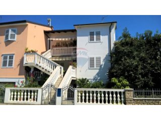 Poreč, kuća sa apartmanima, 300m od mora!