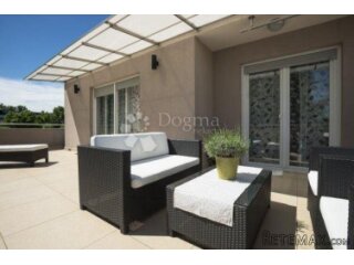 Predivan penthouse u centru Dugog Sela