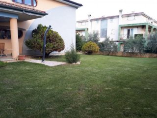 U turističkom mjestu, blizina Banjola, kuća na dvije etaže...
