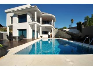 Villa - This amazing contemporary villa..