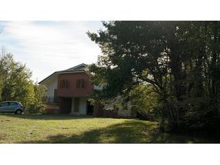 Large detached property 5 minutes from..