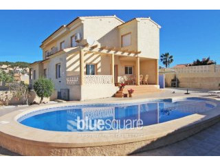 2 Semi-detached houses with 4 bedrooms..