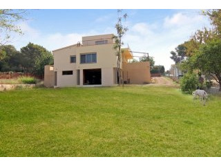 Spacious villa on big plot with..