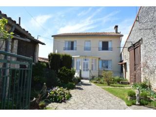 A proximite d'Aunac maison de campagne..