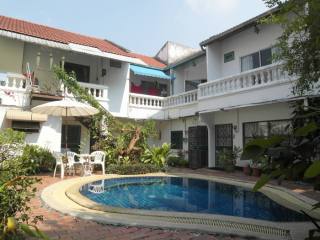 Guesthouse with 15 units at central..