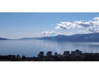 Savršen spoj udobnosti i lokacije – stan s pogledom, liftom..