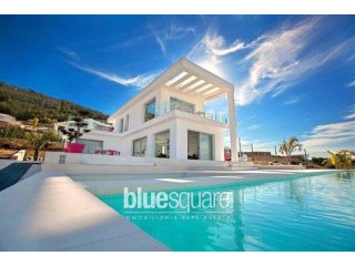 Contemporary 4 bedroom villa with views..