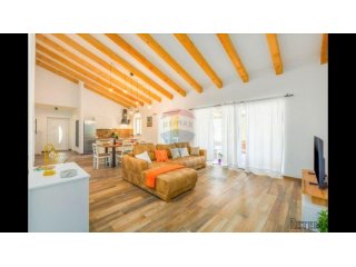 Istra,Kanfanar-2km-medena prizemnica na 880m2 okućnice