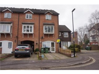 4 Bedrooms - House - Hampshire - For..