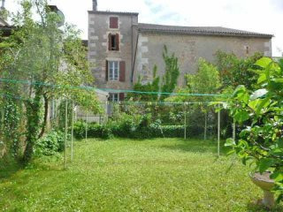 4 Bedroom Townhouse With Garden Close..