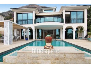 Stunning large family villa with..