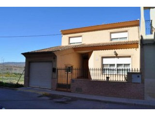 Well built 5 bedroom central townhouse..