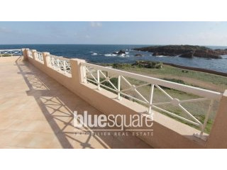 Waterfront apartment with stunning sea..