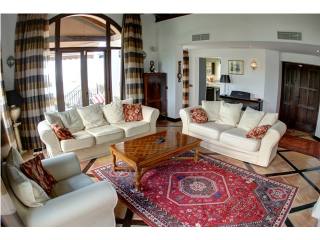 4 Bedrooms - Villa - Malaga - For Sale