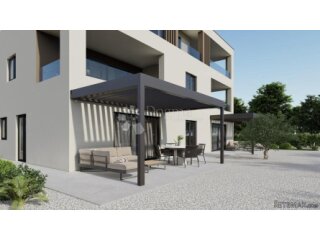 POREČ- Stan u prizemlju sa vrtom na TOP lokaciji