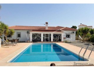 A spacious, modernised 3, bed, 2 bath villa of 131m2 with..