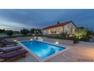 Vila sa bazenom i prekrasnom okućnicom