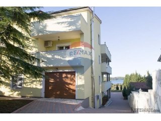 Ista, Medulin, apartmanska kuća sa bazenom 150m od mora