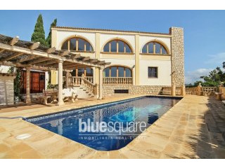 Stunning well-kept villa with panoramic..