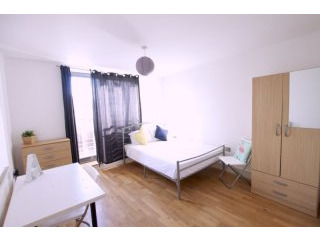 Single with double bed near Canary..