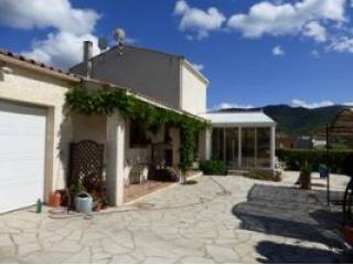 Spotless Villa With Sunny Garden..